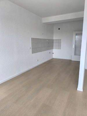 Leere Küche mit Fliesenwand