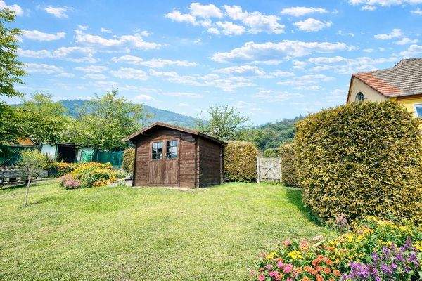 schöner Garten mit Gartenhaus 