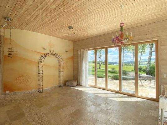 Verkaufsrau mit Blick zum See 