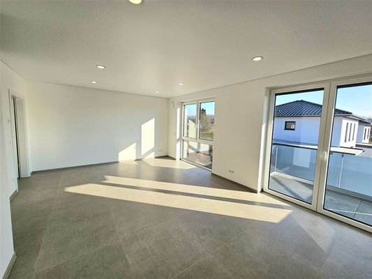 Wohnzimmer mit Zugang zum Balkon