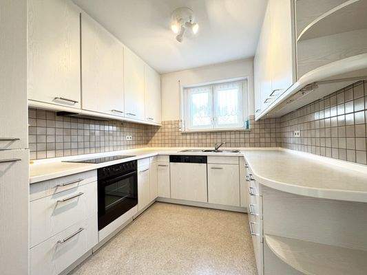 Küche mit Einbauküche