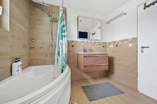 Bad mit Eckbadewanne