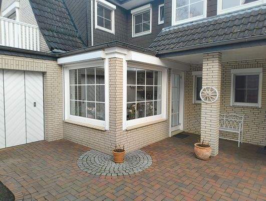 Hausansicht bei dem Ausgang in den Garten 