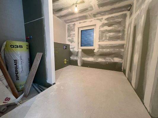 ...das geräumige Tageslichtbad mit großer Dusche,...