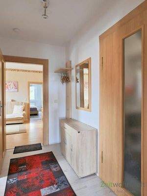 Wohnungsflur mit Garderobe