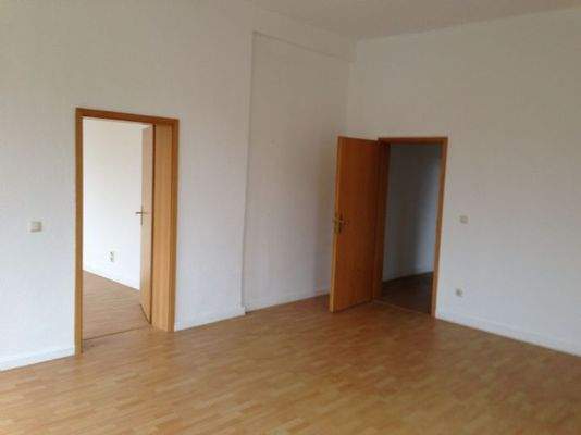 WE 2.1 Wohnzimmer mit Blick zu Schlafzimmer und Fl