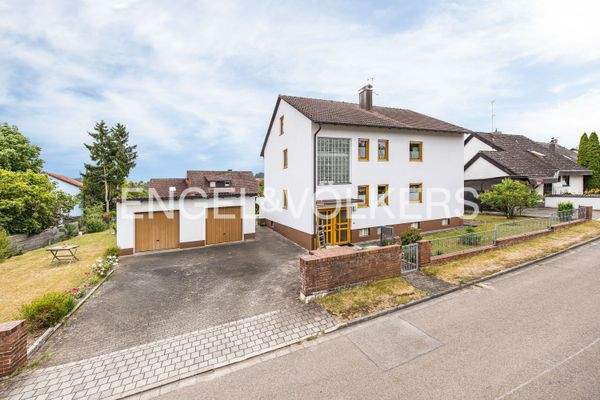 Blick auf das Zweifamilienhaus als Kapitalanlage oder zum Umbau für Eigennutzung