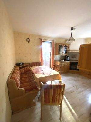 Blick in die Vollständig eingerichtete Küche mit Balkonzugang