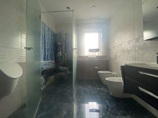 Bad mit großer Dusche