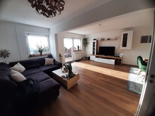 Wohnzimmer mit Terrassenzugang im Reihenendhaus.jp
