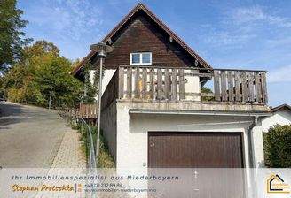 Ansicht mit Garage im Haus