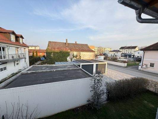 Sicht vom Balkon zur Garage