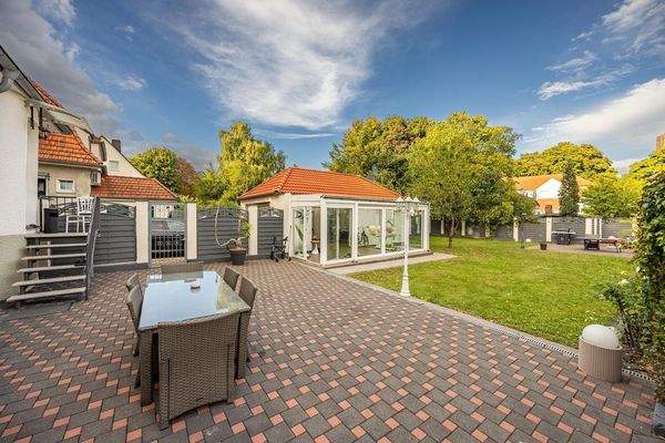 Terrasse mit Blick auf Wintergarten, Garten