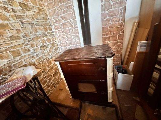  EG, links, Ofen, Wohnzimmer