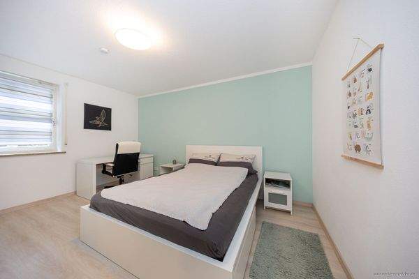 Erdgeschosseinheit: freundliches Schlafzimmer