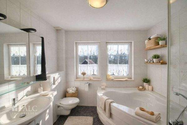 Bad mit Dusche und Badewanne