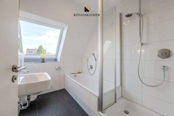 Modernes Tageslichtbad mit Dusche und Wanne – Komfort für jeden Tag.