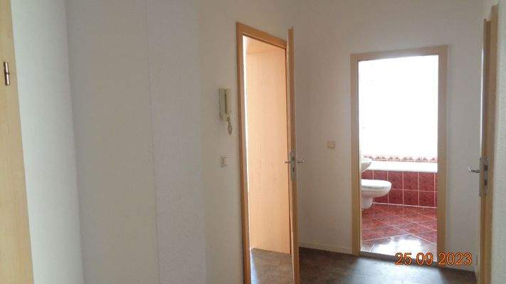 Flur links Wohnzi..JPG