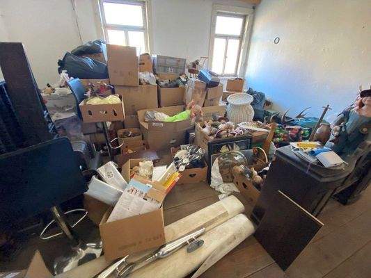 Noch unsanierter Bereich im 2. OG (2).jpg