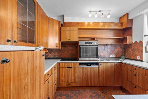 Funktionale Arbeitsflächen und Geräte der vorhandenen Küche