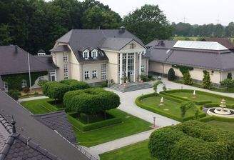 Vorderansicht mit Nebengelass