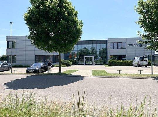 Büroimmobilie mit Innenhof, Kantine & Hightech in energieeffizientem Gebäude 