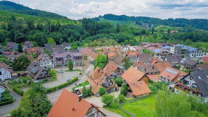 haus-restaurant-sasbachwalden-drohnenaufnahme-wolf-immobilien