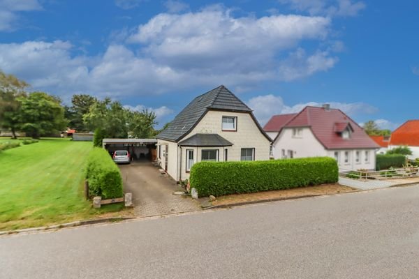 Einfahrt zum Carport