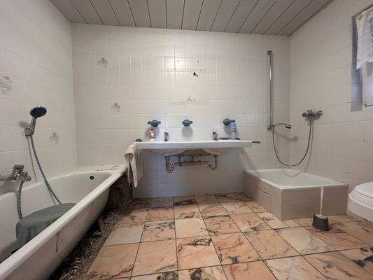 Bad (zum Umbau vorbereitet)