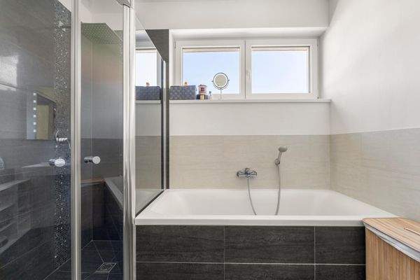 Dusche und Badewanne