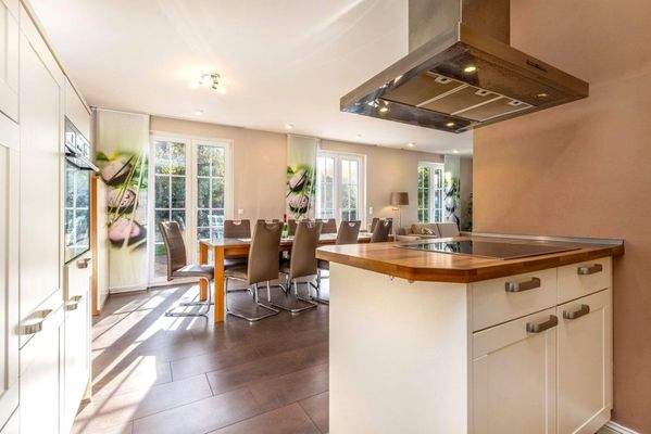 Praktische und moderne Küche mit Insellösung 