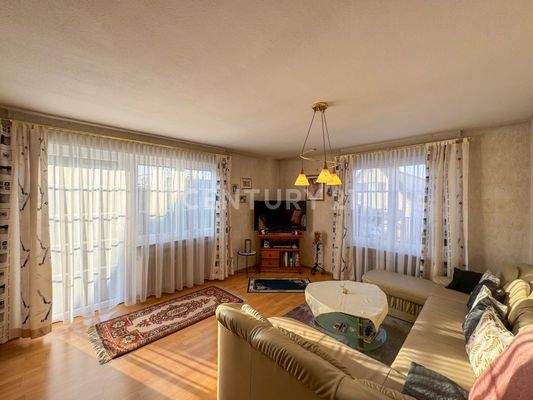 Wohnraum mit Zugang zur offenen Terrasse