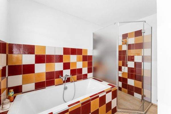 Dusche und Badewannne