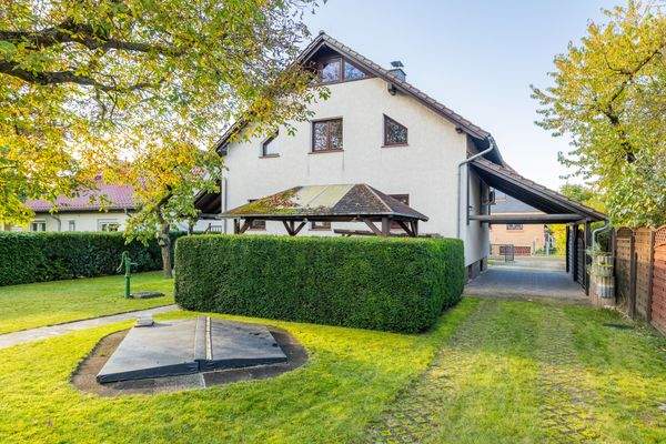 Teich und Terrassenhecke