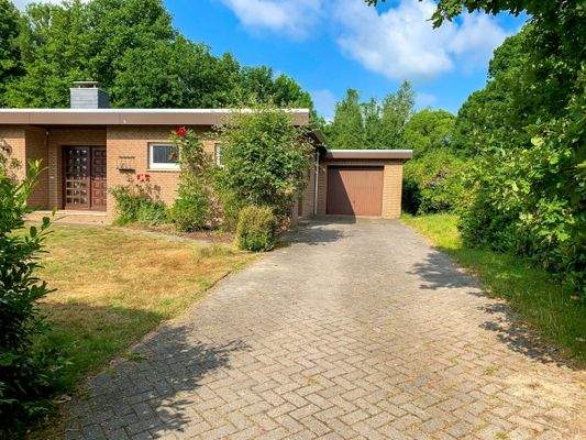 Haus Frontansicht Einfahrtsbereich