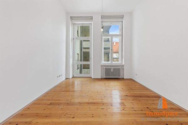 Blick ins lichtdurchflutete Schlafzimmer