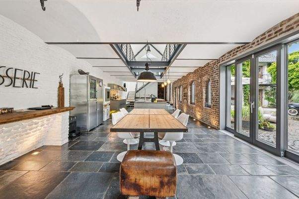 Essbereich mit Blick in den Innenhof