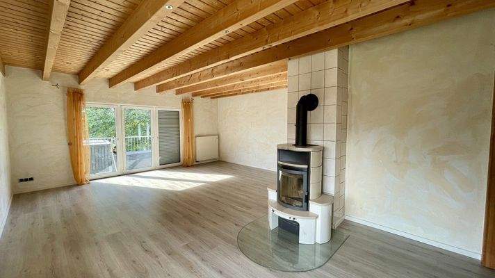 Wohnzimmer mit Zugang zum Balkon