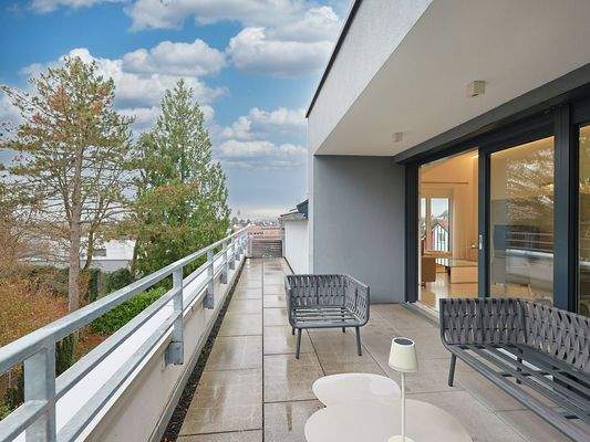 Großer Balkon mit traumhaftem Fernblick