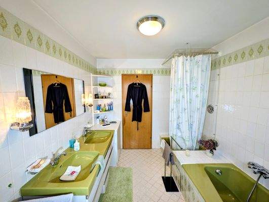 ...mit Dusche und Badewanne (1.OG)