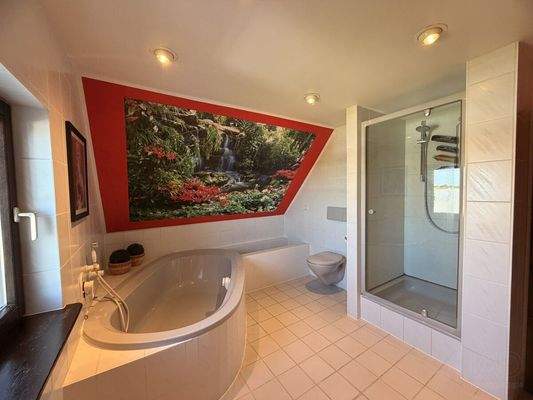 Großzügiges Badezimmer mit Dusche und Badewanne