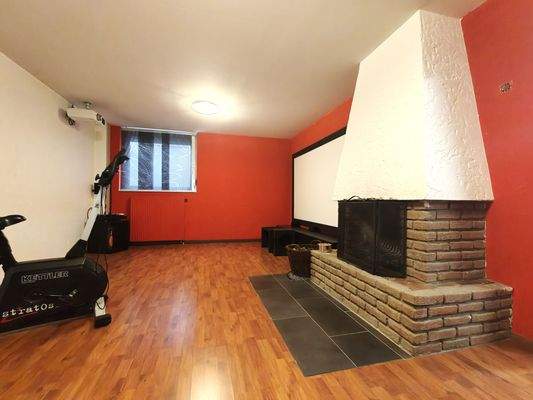 Zimmer im KG mit Kamin