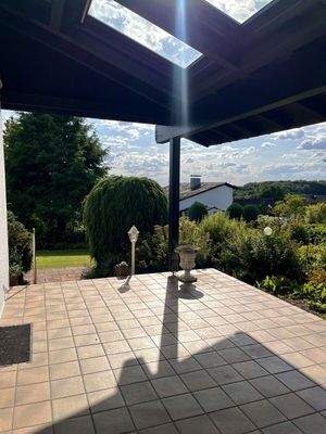 Überdachte Terrasse mit ausreichend Fläche.jpg