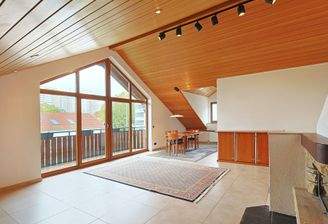 Großzügiger, lichtdurchfluteter Wohn- und Essbereich mit Balkon