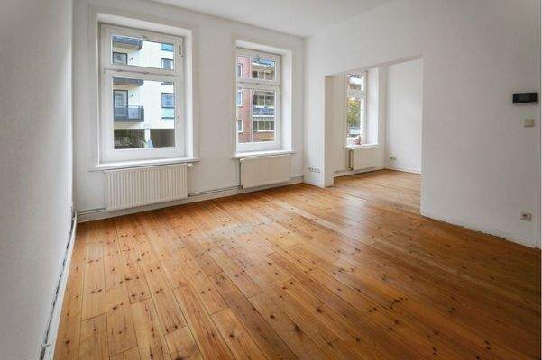 heller Wohn- und Essbereich mit klassischem Dielenboden