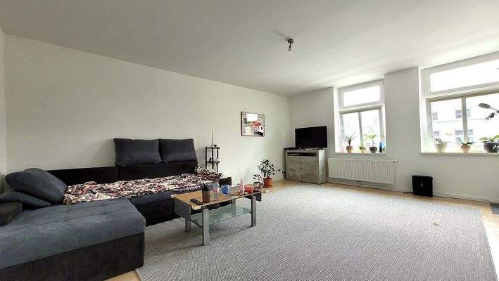 großzügiges Wohnzimmer