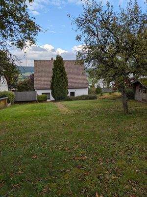 Hausrückseite mit Garten