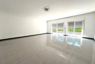 Lichtdurchflutetes Wohnzimmer