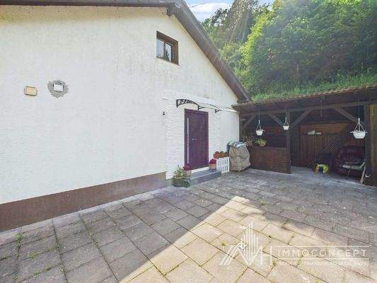 Terrasse und Eingang Altbau