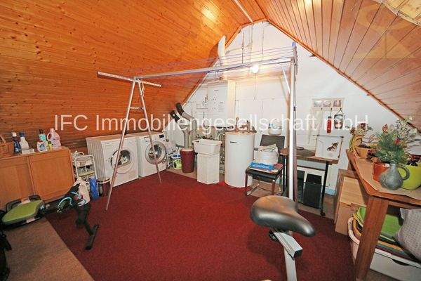 großer Hauswirtschaftsraum im DG